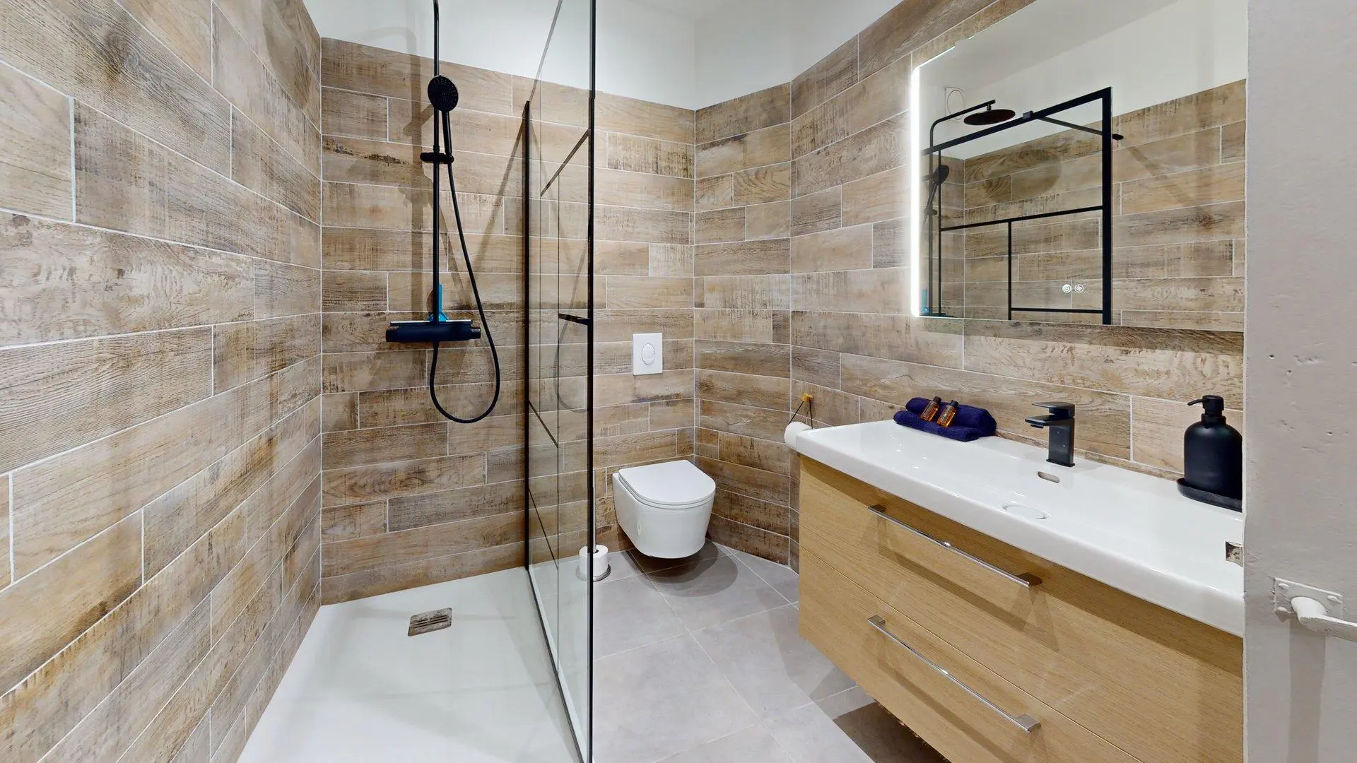 Lecrin-Des-Halles-Bathroom